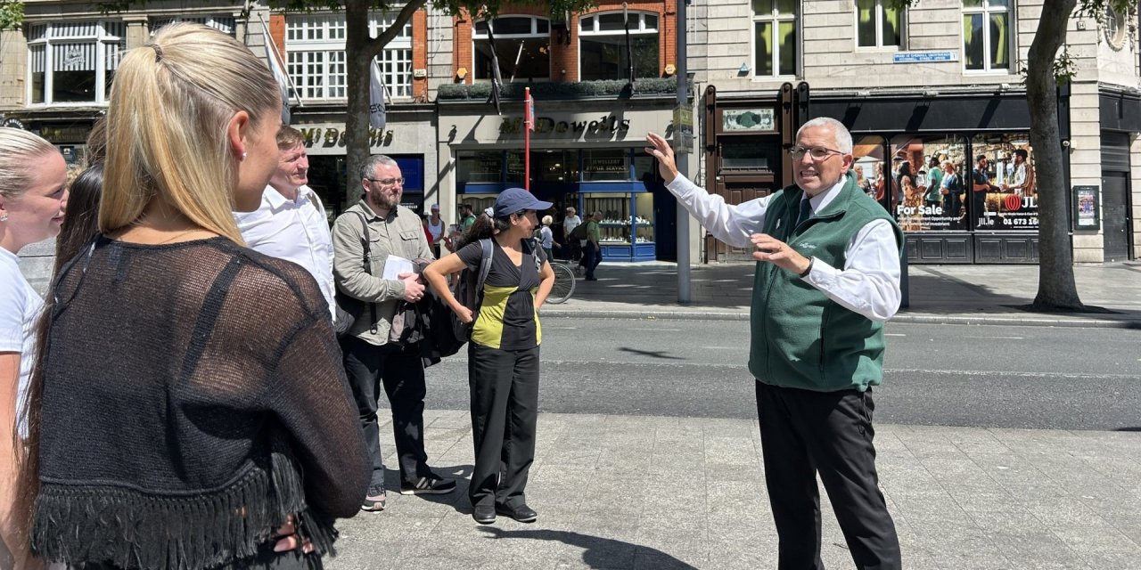 walking tour group with guide in dublin 